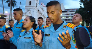 En jornada de oración e intercesión la Policía Nacional levanta clamor por Honduras, la institución y la familia