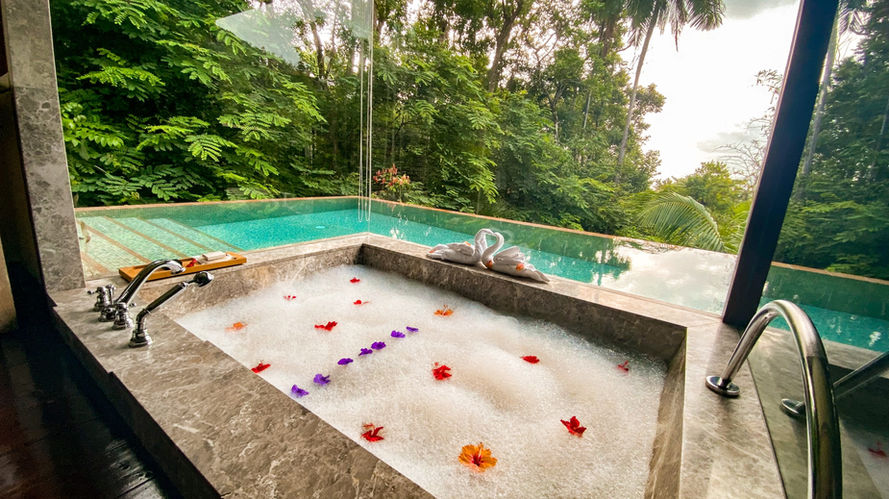 Bathtub and plunge pool at the Four Seasons Seychelles