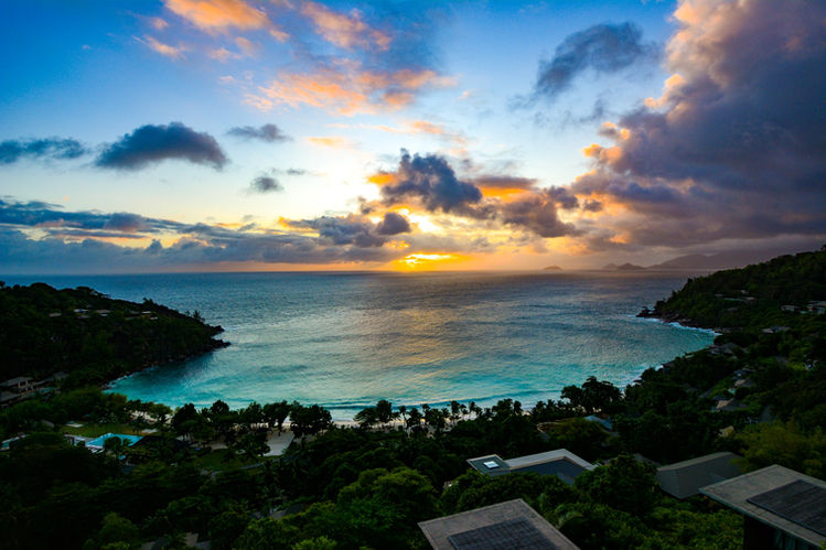 BAIE LAZARE SUNSET AT THE FOUR SEASONS