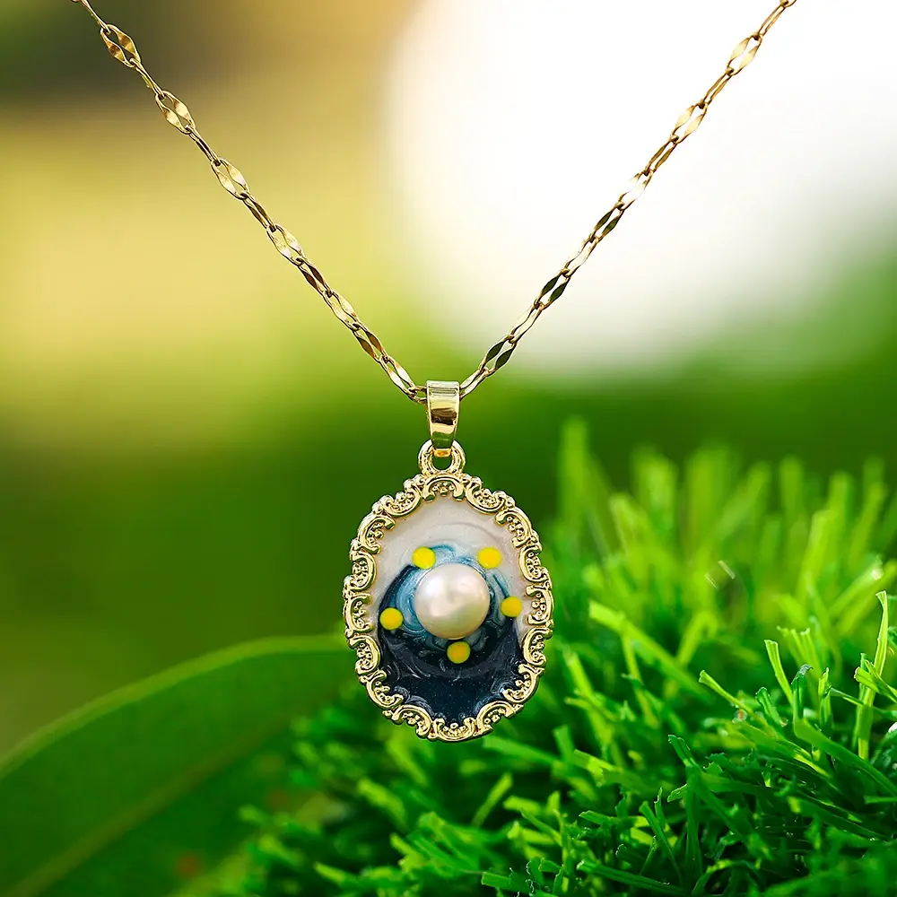 Halskette mit unregelmäßig ovalem Anhänger aus Edelstahl und eingelegten Perlen