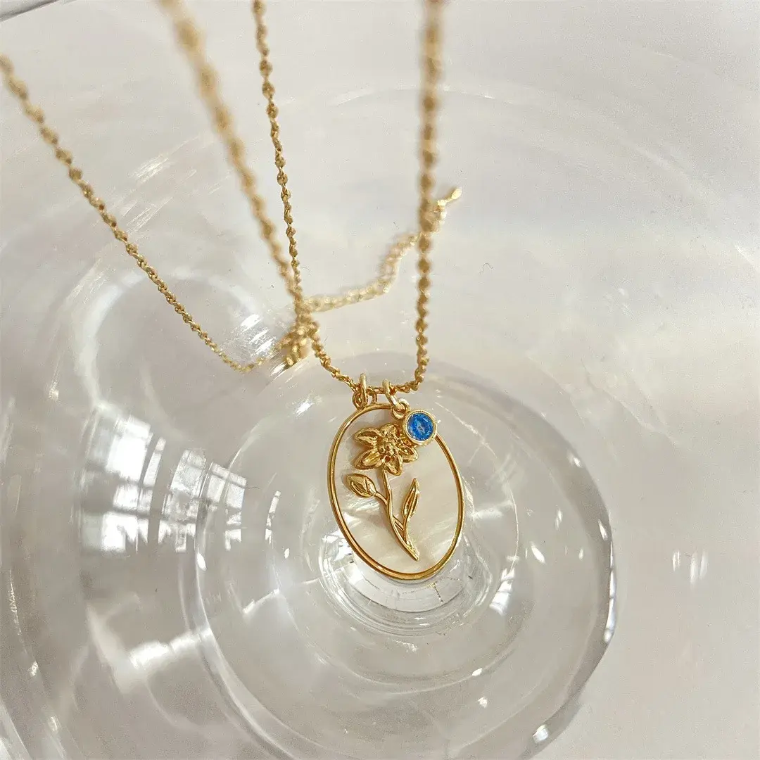 Halsketten mit Blumenanhänger