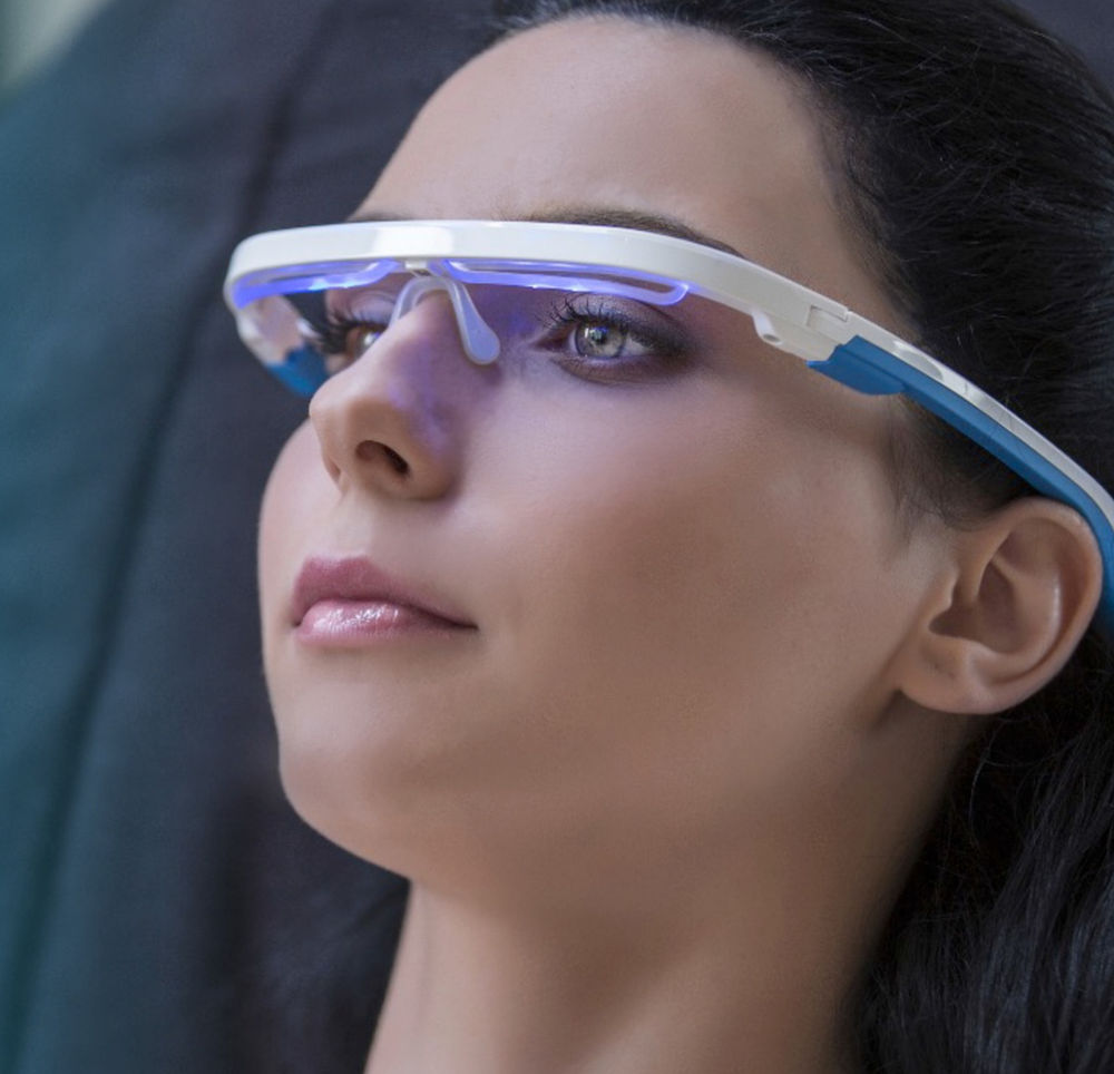 HOW LIGHT THERAPY HELPS IMPROVE SLEEP + ENERGY (And a tool to help make