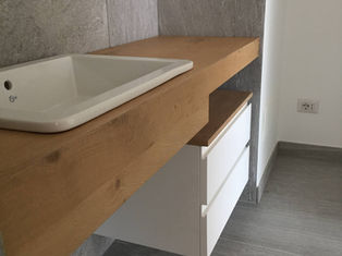 piano in rovere con cassettiera sospesa laccata