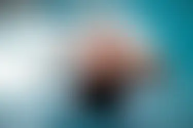 Eine Frau liegt im Wasser und entspannt sich