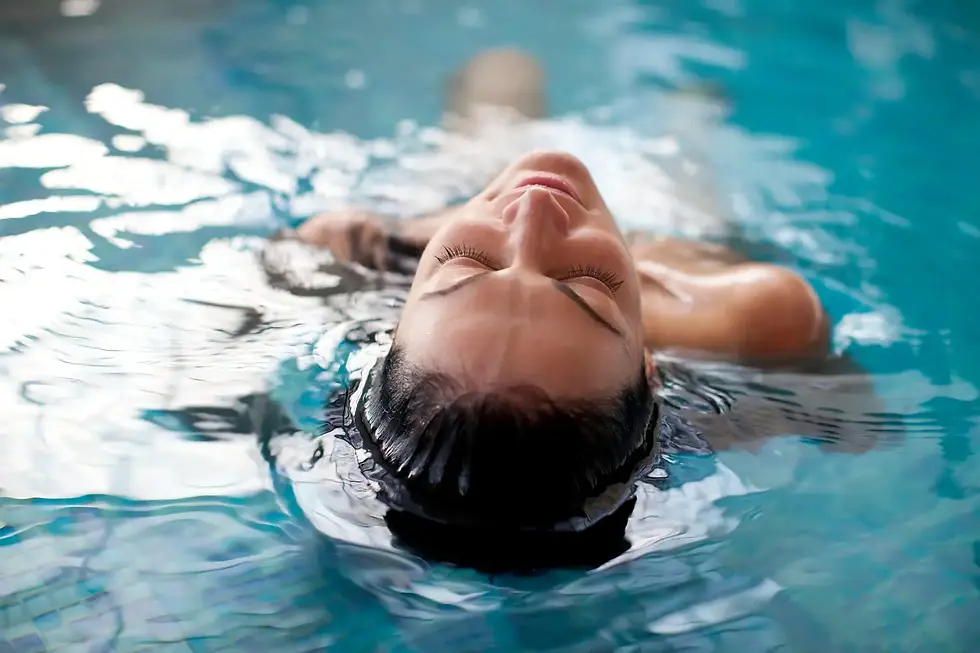 Eine Frau liegt im Wasser und entspannt sich