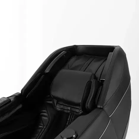 Feellax Massagesessel in Schwarz mit Zero-Gravity-Liegeposition im Wohnraum.