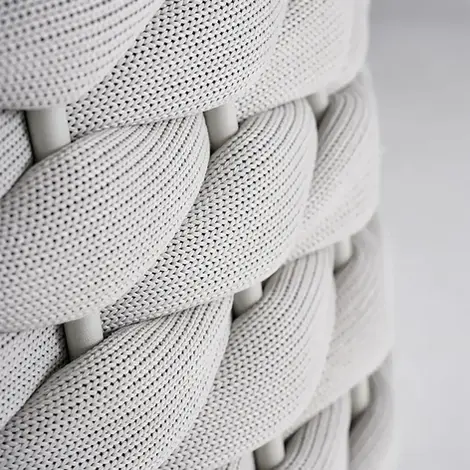 Detailaufnahme der handgeflochtenen Olefin-Ummantelung der Vidola „Protea“ Outdoor-Möbel – UV-beständiges, wetterfestes Material mit hochwertiger Flechtstruktur für exklusive Gartenmöbel.