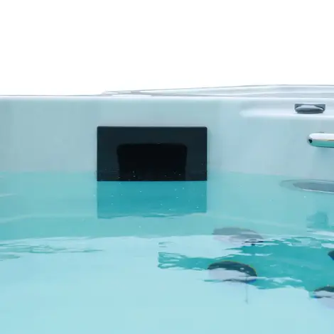 Timax SLS 6000 Inground Swim Spa mit Gegenstromanlage und edlem Design im Garten eingebaut
