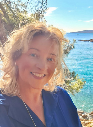 Elma Maaskant aan de kust in Krk in Kroatië, werkend op locatie