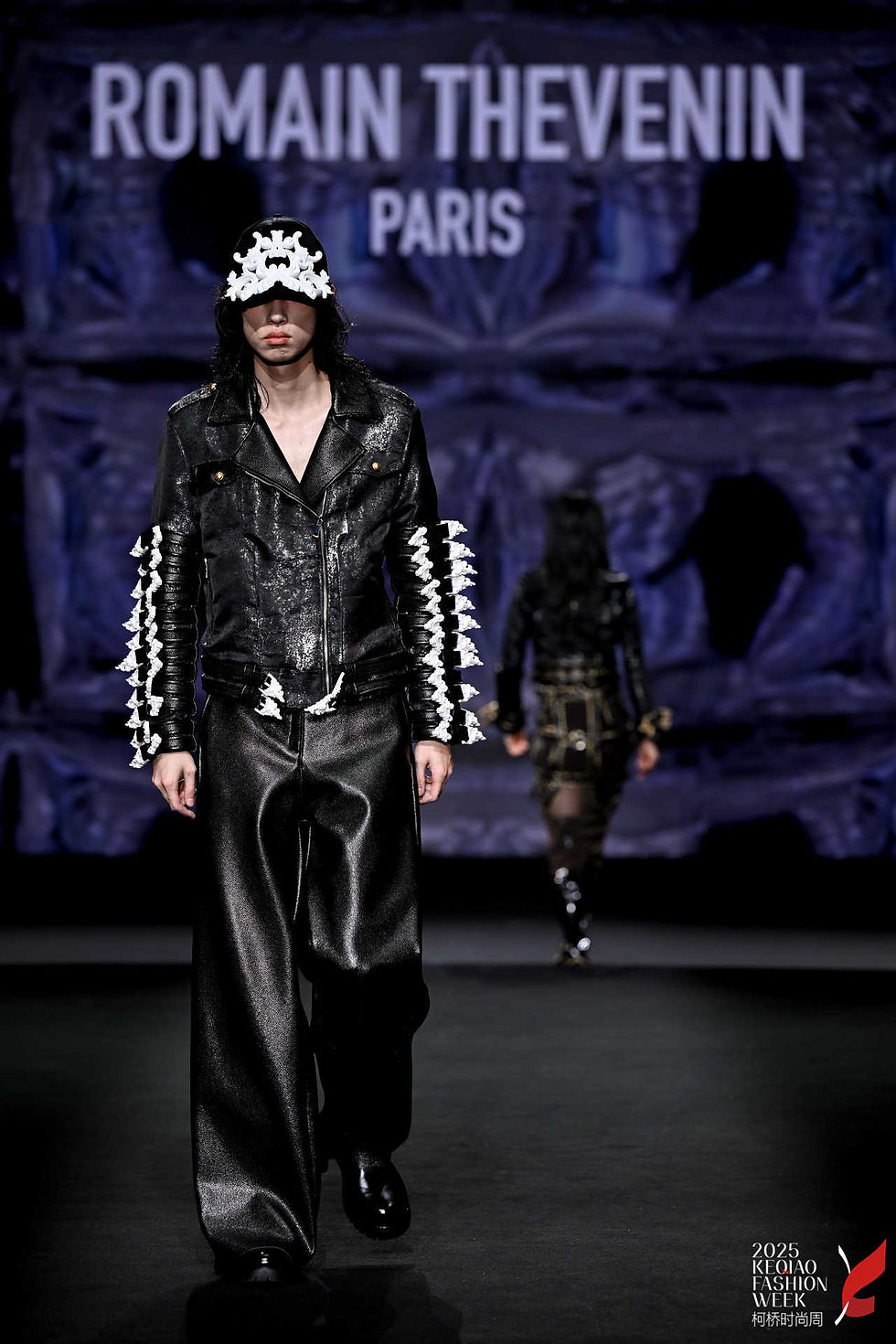 Thumbnail: TRACK OF SHADOW . Veste Perfecto