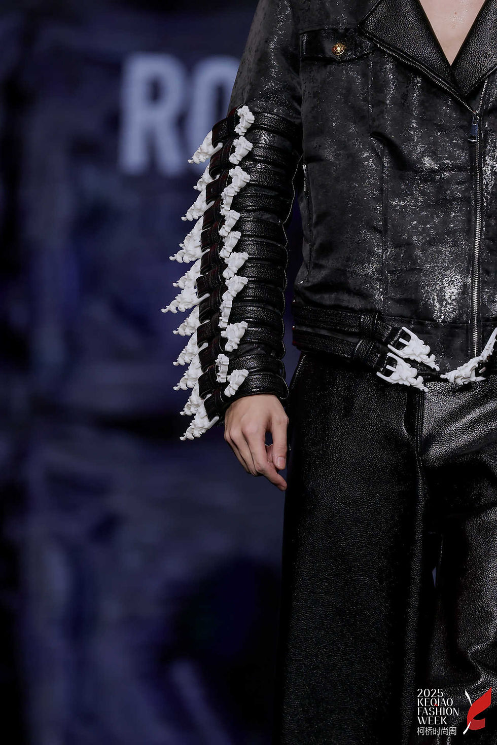 Thumbnail: TRACK OF SHADOW . Veste Perfecto