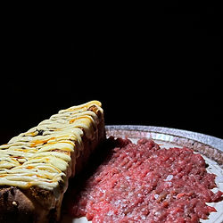 טרטר בקר, חלב שרופה, איולי קליפות בצל וטארה בהכנה עצמית