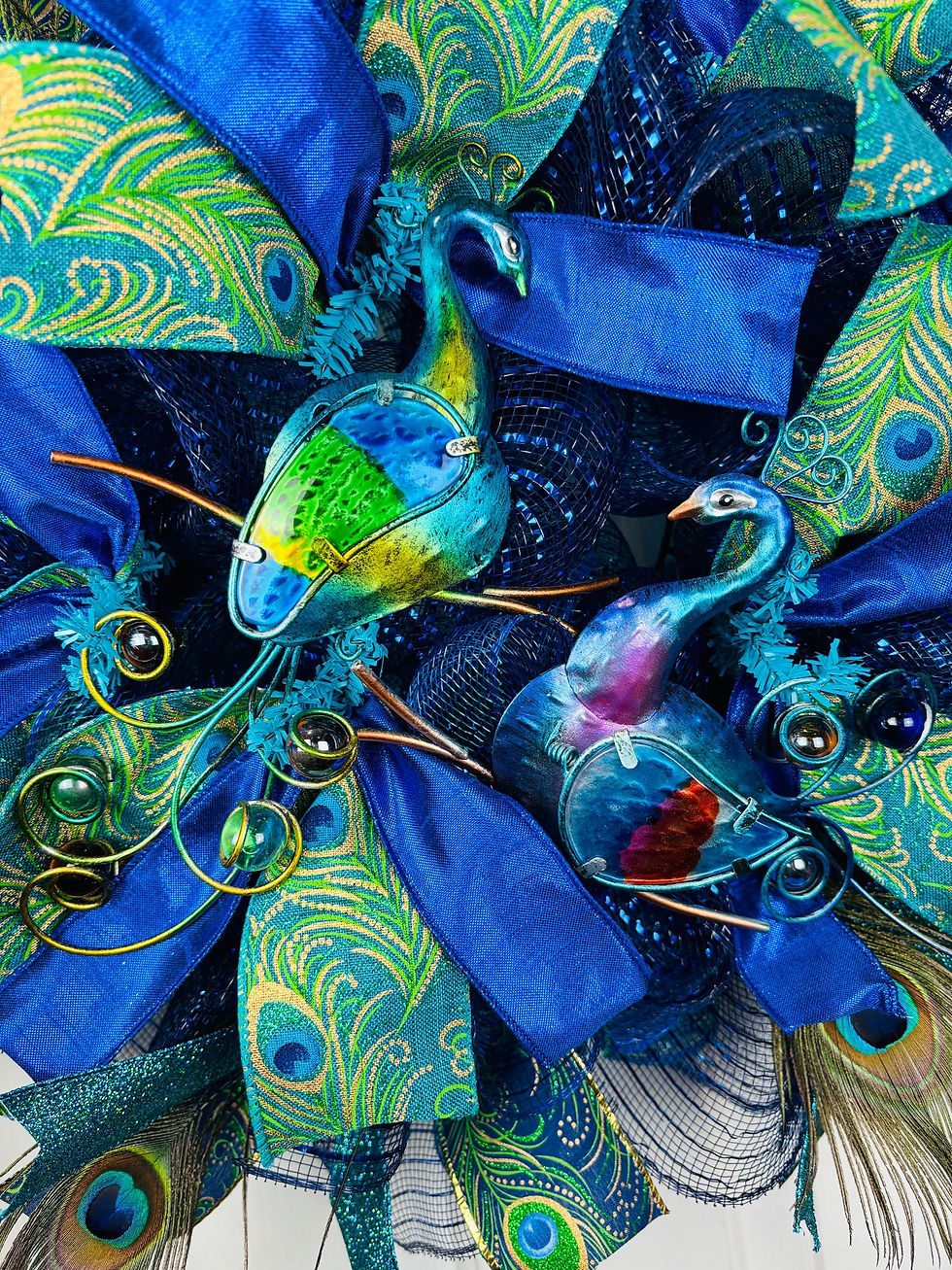 Thumbnail: Pair of peacocks wreath 