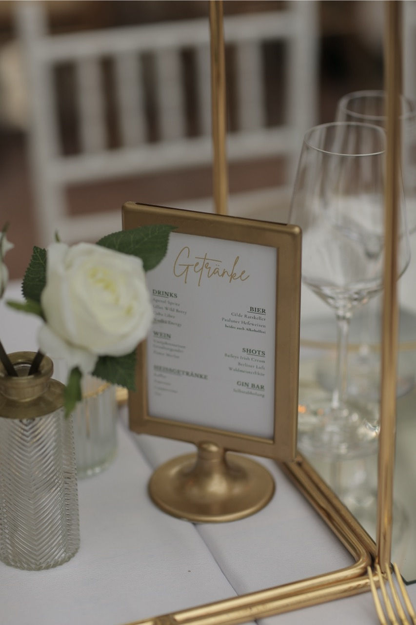 Menükarte auf festlich gedecktem Tisch für Hochzeit