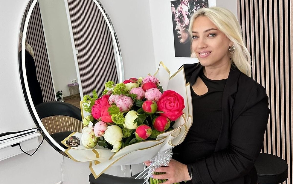 Irena, Inhaberin von Irena Friseursalon mit Blumen
