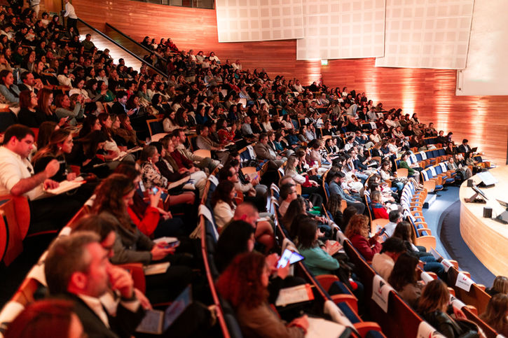 Orador a realizar apresentação em conferência corporativa (Expo RH).