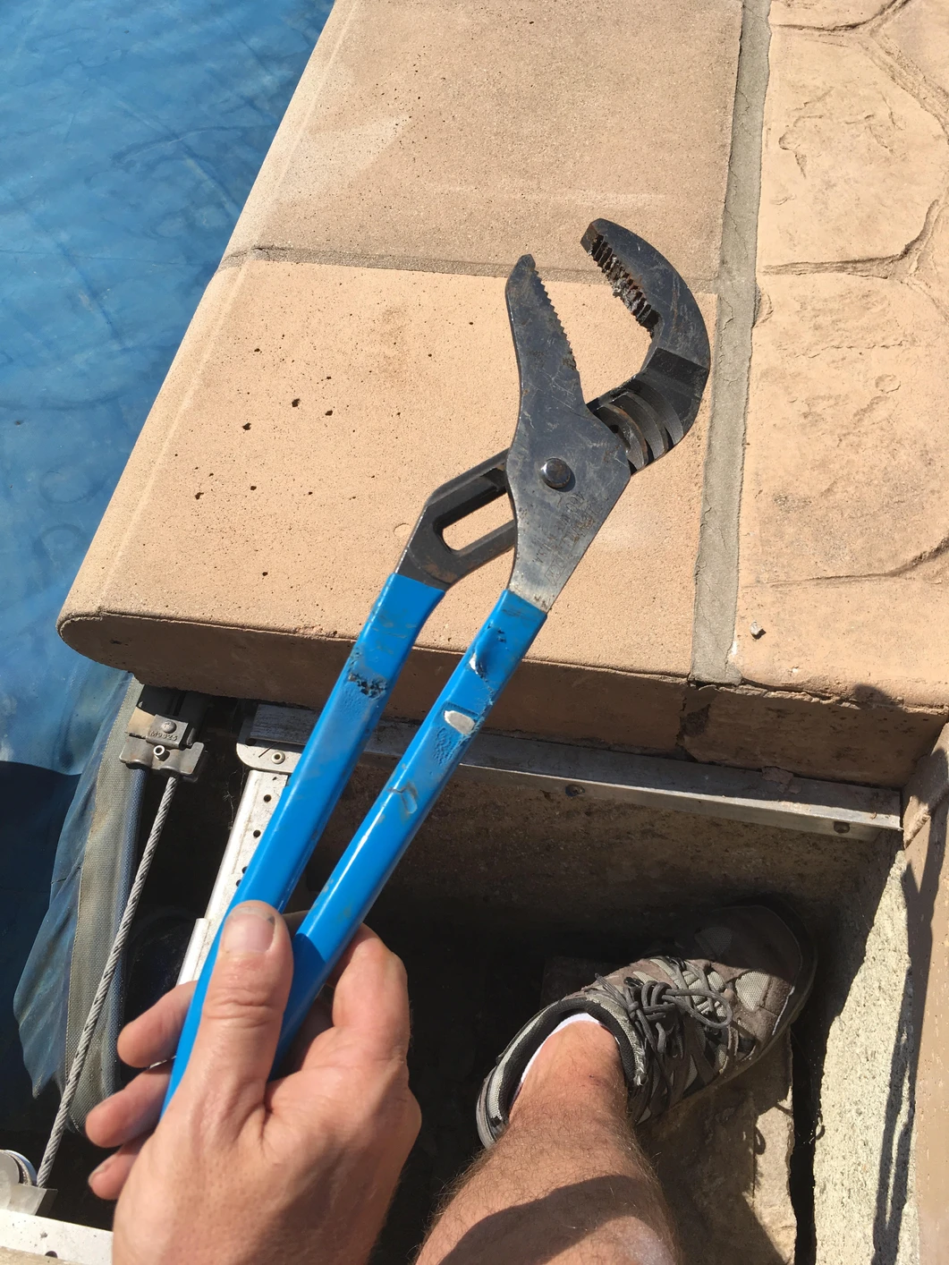 Alternative wrench to manually open the pool cover, there is no adapter for this wrench