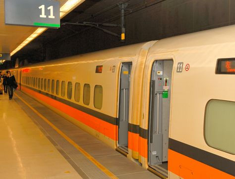 it's barrier-free to get on/off the HSR (High Speed Rail in Taiwan)