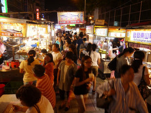 Aromas of the Night Market - How to Lead Traveler Who Has Eye Problem to Enjoy the Night Market?