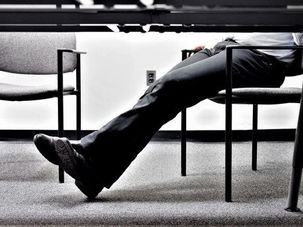 Vì sao nhiều người có thói quen rung đùi?