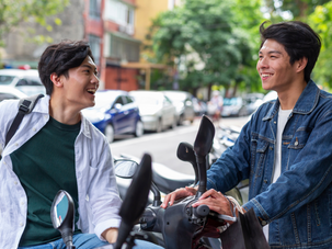 Tâm sự với người lạ giúp ích gì cho chúng ta? 4 cách để người "hướng nội" dễ dàng bắt chuyện