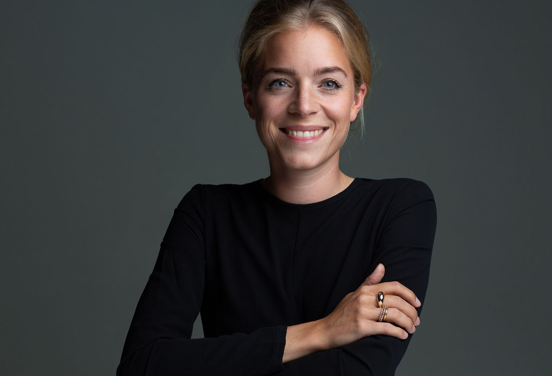 Studio-Porträt der lächelnden Hamburger Künstlerin und Ärztin Anabelle von Georg