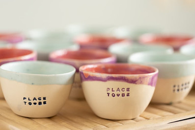 Handgefertigte Keramikschalen mit Textinschrift in Pastellfarben