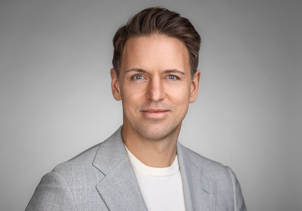 Studio Portrait von Martin Noetzel vor grauem Hintergrund.