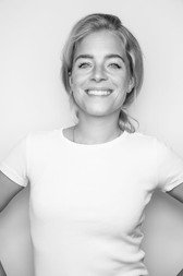 Lächelndes Portrait in Schwarzweiß von Anabelle von Georg, Aerztin und Kuenstlerin