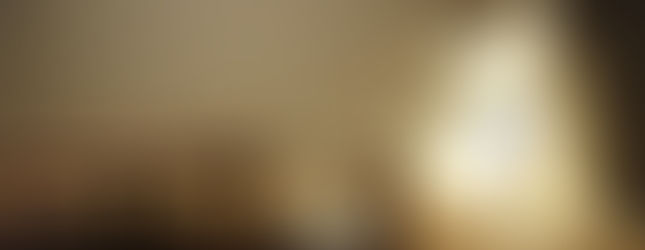 壁に反射する光が美しいフロアライトはFLOS社