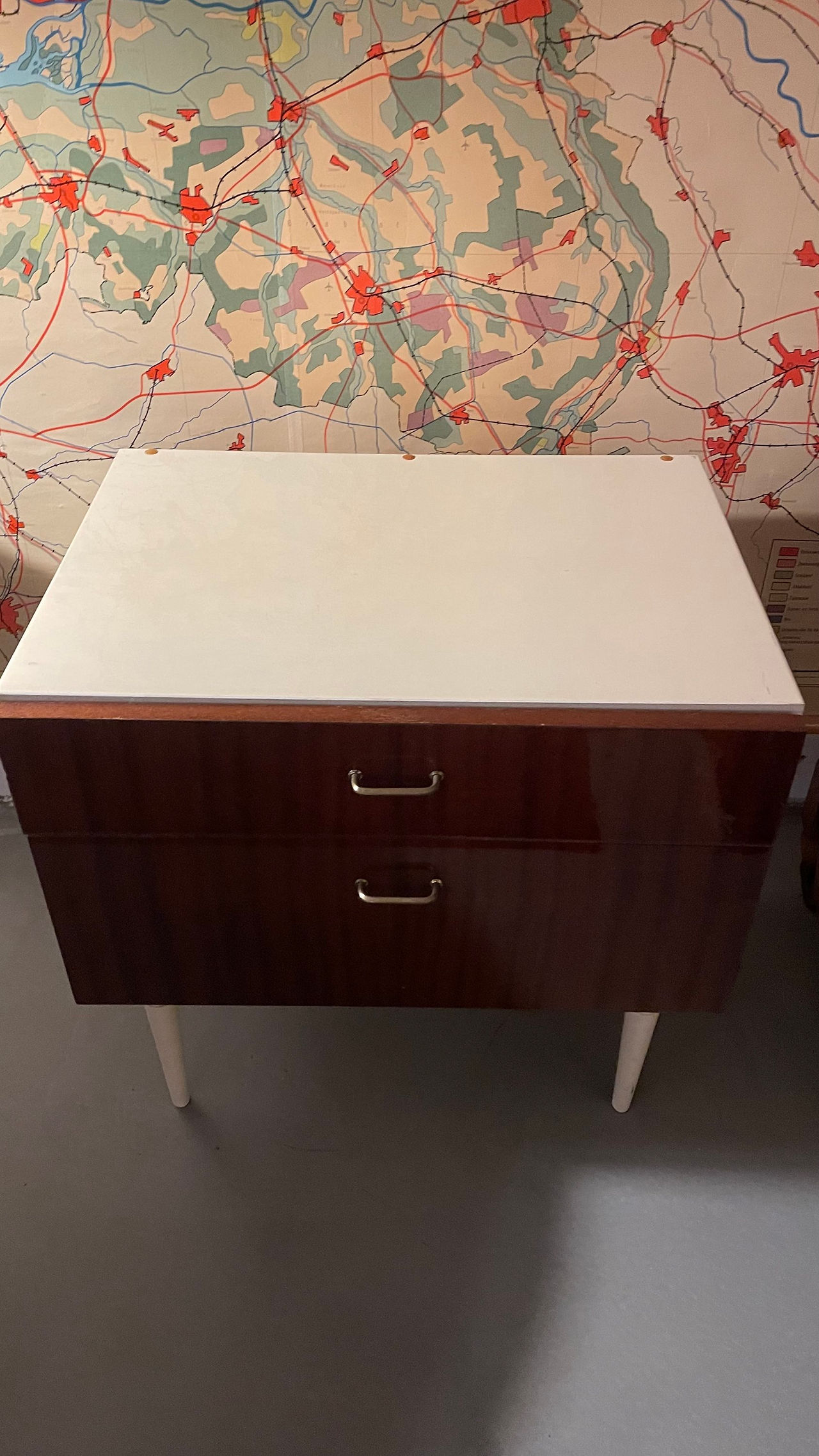 Intuïtieve keuzes en unieke vondsten die een boshuisje langzaam laten groeien tot een warm interieur
