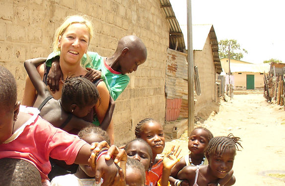 Gründerin Jutta Breyer mit Kindern in Gambia