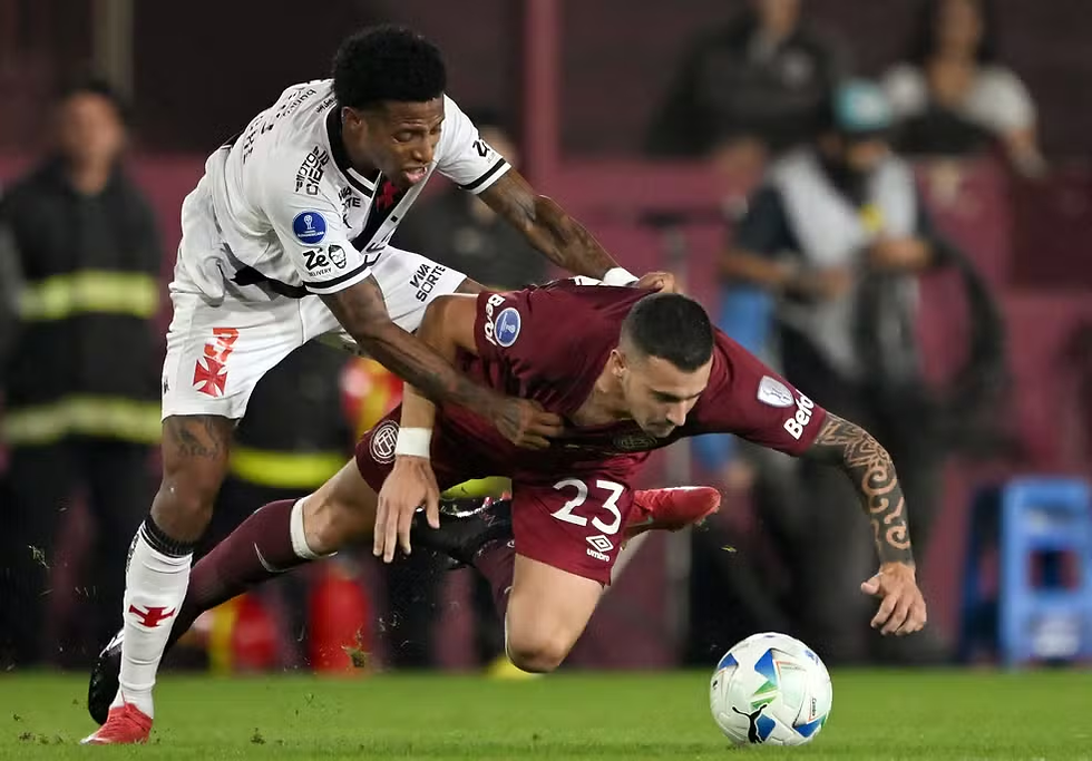 Tchê Tchê disputa bola em Lanús x Vasco pela Sul-Americana 2025 — Foto: AFP