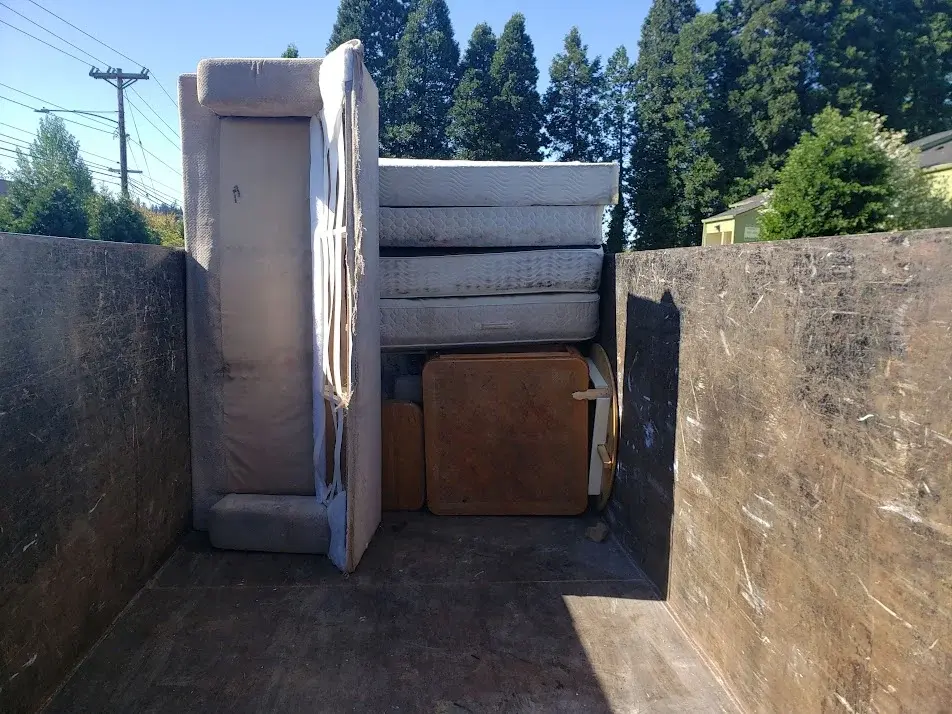 Ready_And_Willing_Hauling_Furniture _Removal