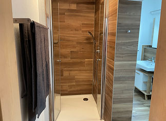 Badezimmer mit Dusche