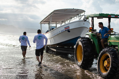 El barco turístico es sacado del agua para pasar la noche.