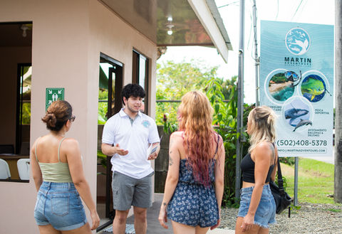 Sebastián Martín explicando diferentes opciones de recorridos a los huéspedes fuera de la oficina principal.