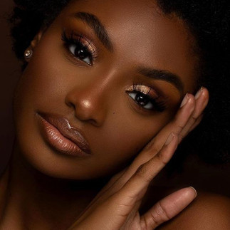 Mujer negra con maquillaje 