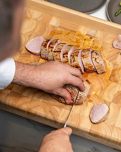 Découpe d'un filet pur de veau.