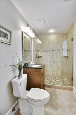 Upper Level-Master Bath-085