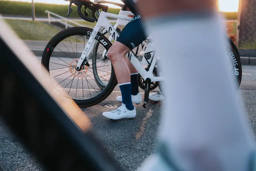 תמונה ממוזערת: גרבי רכיבה לאופניים אולטרה לייט בצבע כחול כהה