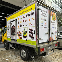 Sticker lori Malaysia dengan kod QR untuk imbas maklumat