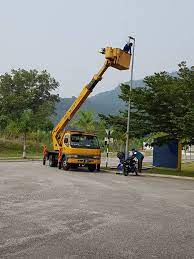 Sewa crane dan skylift untuk projek pemasangan struktur ringan di tapak.