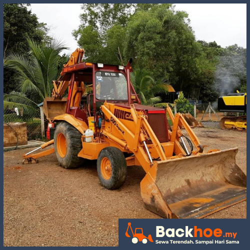 Backhoe loader digunakan untuk kerja mengalih tanah di tapak projek.