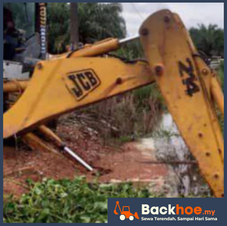Sewa Jentera backhoe digunakan untuk kerja membersihkan tanah projek.