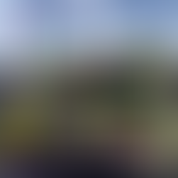 Sewa food truck kuning yang menyajikan sate daging panggang di acara luar di Malaysia.