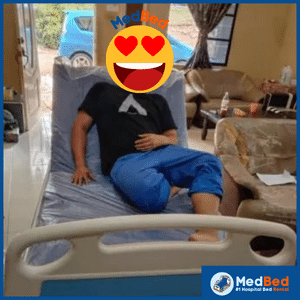 Katil pesakit hospital dengan meja makan pesakit boleh laras