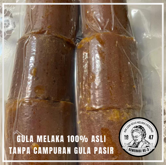 Kepingan kek pandan gula melaka yang lembap menunjukkan lapisan tekstur dan serbuk yang lembut