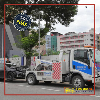 Tow truck bantu keluarkan kereta dari parit di Johor Bahru
