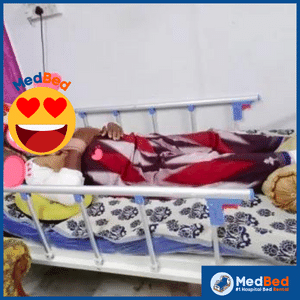 Gambar katil hospital elektrik moden dengan tilam pesakit